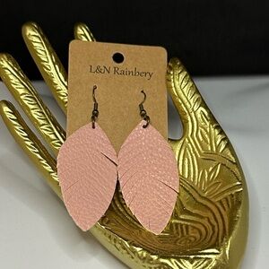 5/$20 faux leather feather pink earrings‎
